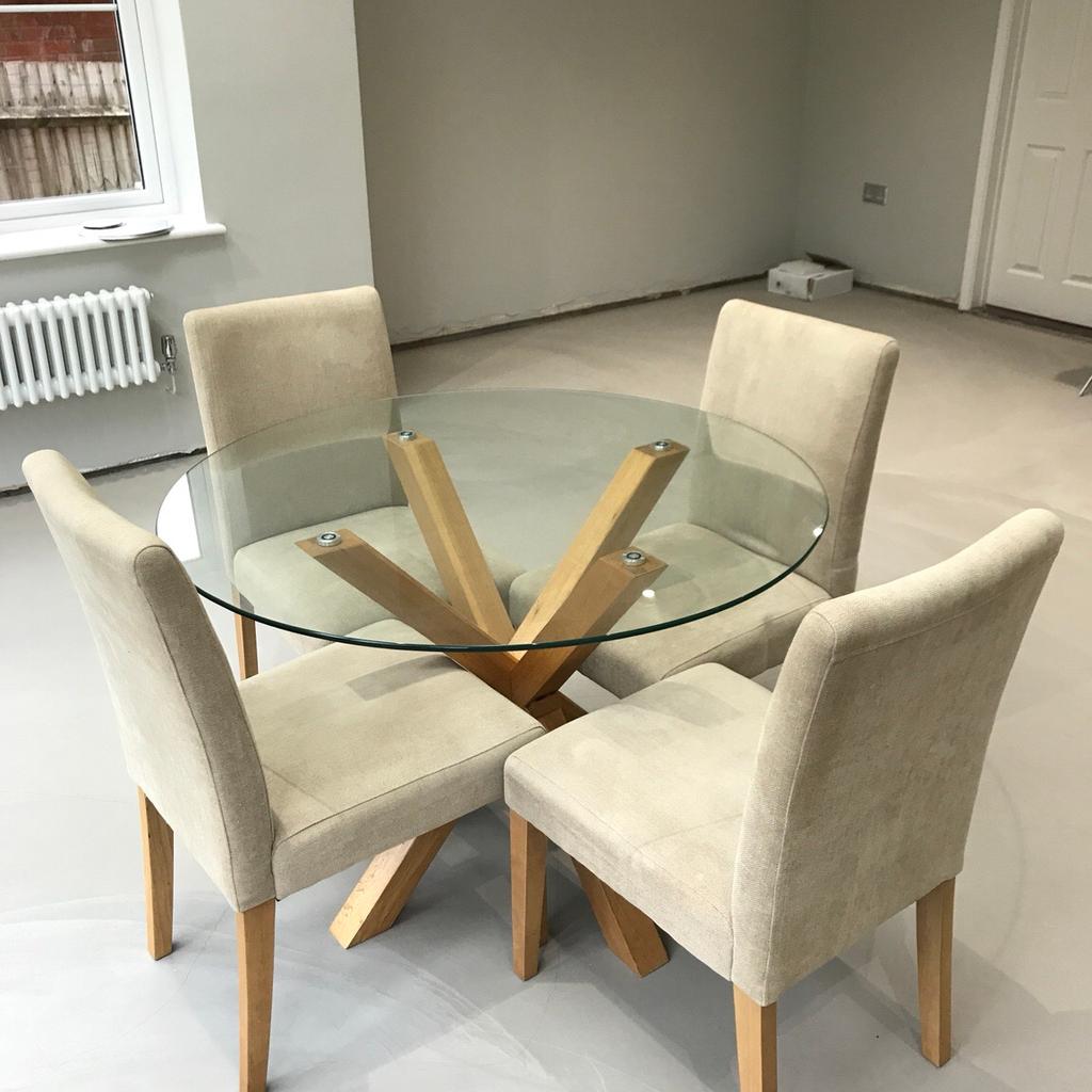 Round glass/oak dining table with 4 chairs in CF Cardiff für £ 200,00