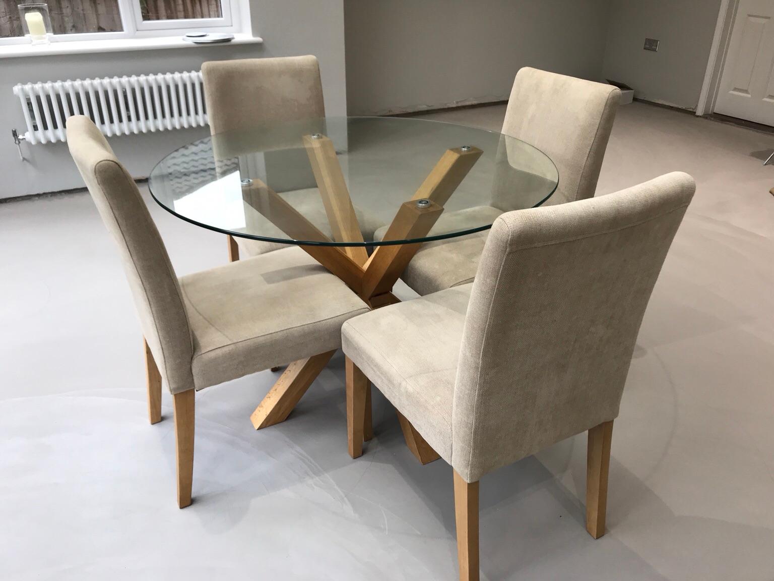 Round glass/oak dining table with 4 chairs in CF Cardiff für 200,00
