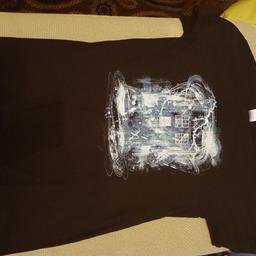 Schwarzes T-Shirt Größe S
100% Baumwolle
Motiv: Tardis (Doctor Who)