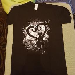 Schwarzes T-Shirt Größe S
100% Baumwolle
Motiv: Kingdom Hearts
