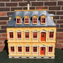 Playmobil - 5301 The Grande Mansion
Not complete, Railings, the front porch are missing & the Roof as a crack (price reflects this) please see photograph no. 5 more details on the broken roof
This doesn’t affect play