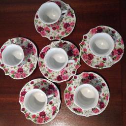 6 tazze con sei piattini con motivo a fiori da caffe