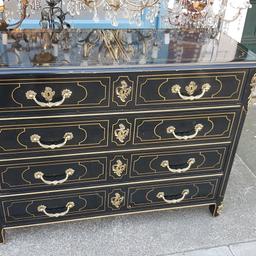 Vintage bakers furniture chest of drawers with 4 drawers brass handles and keyholes collector's edition black and gold

Size

50cm depth

78cm height

120cm long