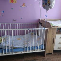 Ein Baby Bettchen dreifachverstellbar mit 3 abnehmbaren Stäben + eine Himmelstange ( mit Lattenrost aber ohne Matratze) + passende Wickelkommode.