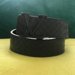 This is a Louis Vuitton woven belt in leather selling for £10. Fits men’s 28 (with extra hole punches to 38 approx.