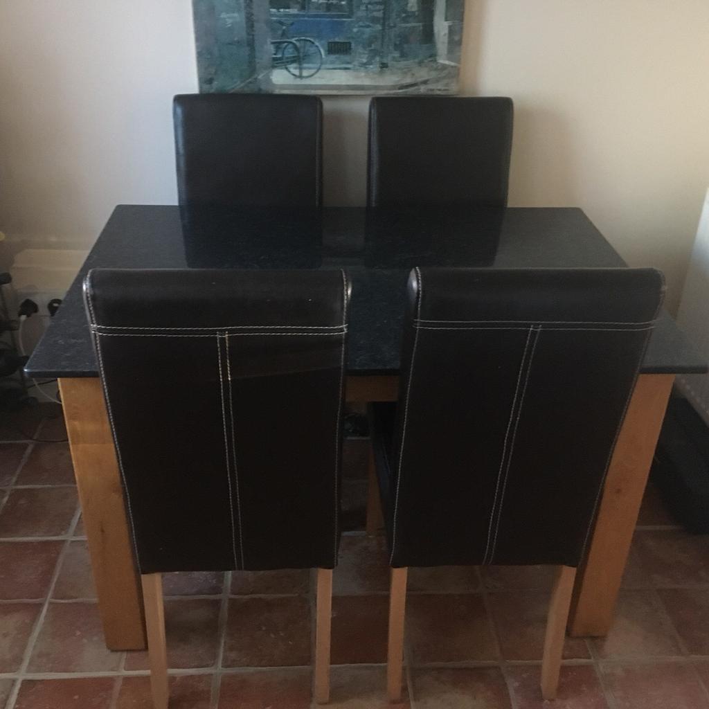 Polished granite dining table in WA5 Burtonwood für 150,00 £ zum