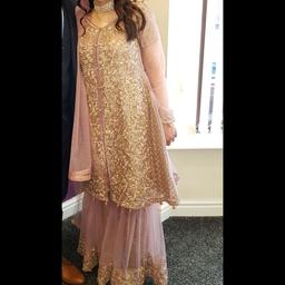2 SMALLS AVAILABLE

☄Rose pink 3 piece asian outfit
💫Short dress with gharara pants
☄Only been worn once for a few hours
☄Size small, will fit a size 6-10 depending on desired fitting
☄Net and banarsee fabric
☄There is a tiny hole on pants however is unnoticeable as there are plenty of gathers

MESSAGE FOR OFFERS