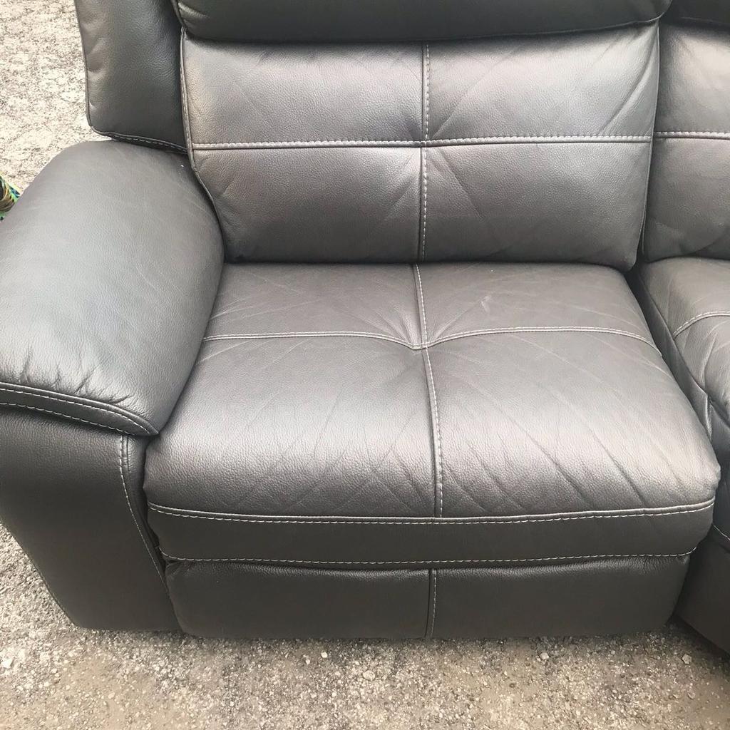 Harvey's Langdale Grey Leather Recliner Sofa in E1 Hamlets für 750,00