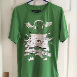 Men’s FCUK T-shirt in great condition 

Size - Large 

Please no offers - set price at £5

Collection thanks.