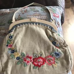 Beautiful linen bag that has just sat in my wardrobe, needs to see the light of day!

Bag is beige linen with beautiful embroidery, plastic clasp and linen handle. Vintage style.

Will post. £3.95 2nd class recorded.  PayPal only.