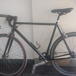 Single speed/ fixie bike in good condition. Frame size 60cm. It has some scratches, showed in the pictures. Selling with new saddle and bar tapes