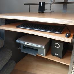 Schöner, stabiler Schreibtisch mit ausziehbarer Tastaturauflage und verstellbarer Monitor-Stellfläche. Leichte Gebrauchsspuren. Ohne Elektronikteile.