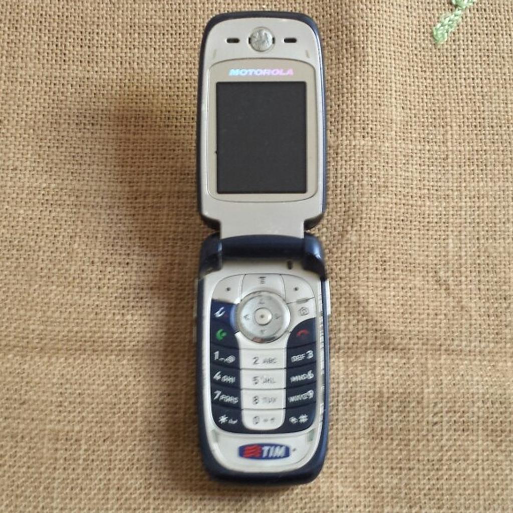 Motorola V4502
Vecchio telefono
Con Sportellino..
Motorola in buone
condizioni.. Solo
Display è Oscurato
Il resto è tutto
Funzionante. .
Vendo per Pezzi di
ricambio. Per
Spedizione 10€ in più
Info: 3319237843
info: 3517092550