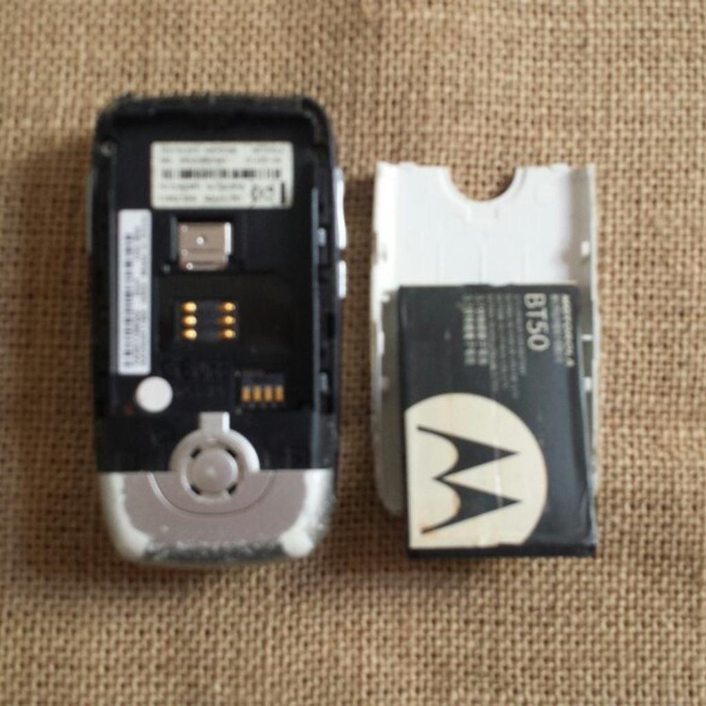 Motorola V4502
Vecchio telefono
Con Sportellino..
Motorola in buone
condizioni.. Solo
Display è Oscurato
Il resto è tutto
Funzionante. .
Vendo per Pezzi di
ricambio. Per
Spedizione 10€ in più
Info: 3319237843
info: 3517092550