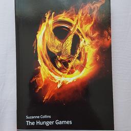 Verkaufe The Hunger Games Buch auf Englisch mit Vokalerklärungen.