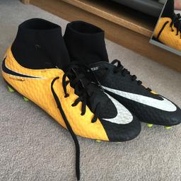 Nike sock boots in good condition bought the 2 weeks ago for 79 used them for a couple of time but too small
Size 9