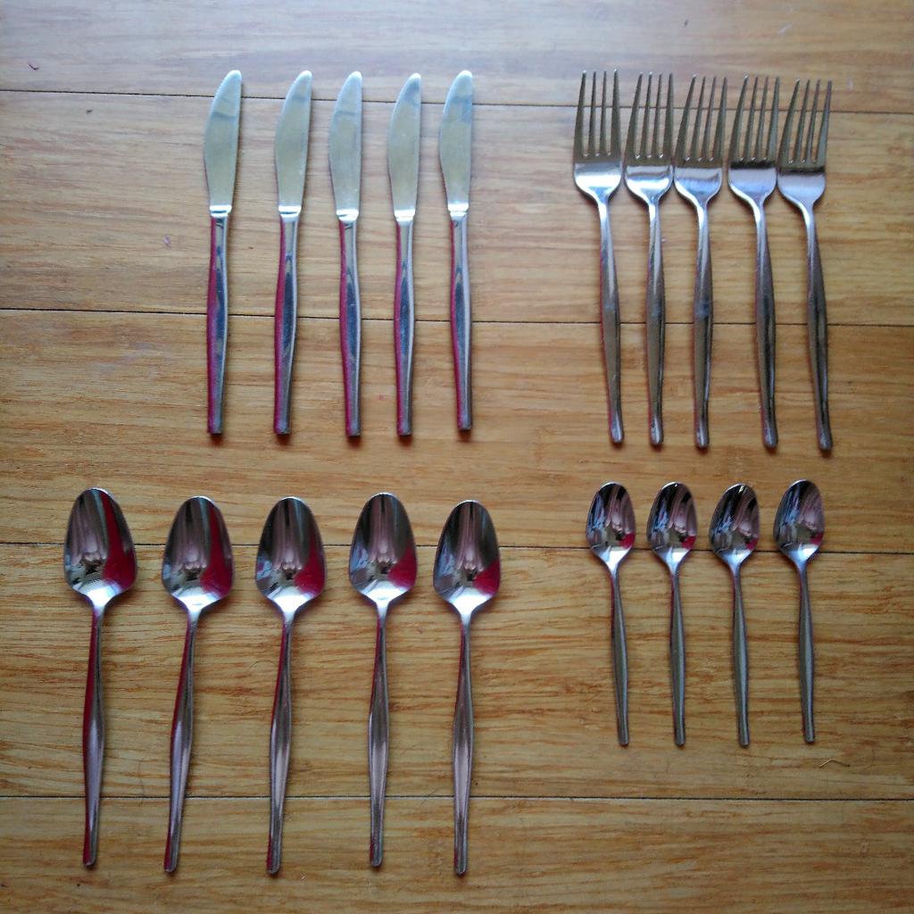 Marks & SPENCER'MANHATTAN' Cutlery Set R £45 in N1 Islington for £15.00