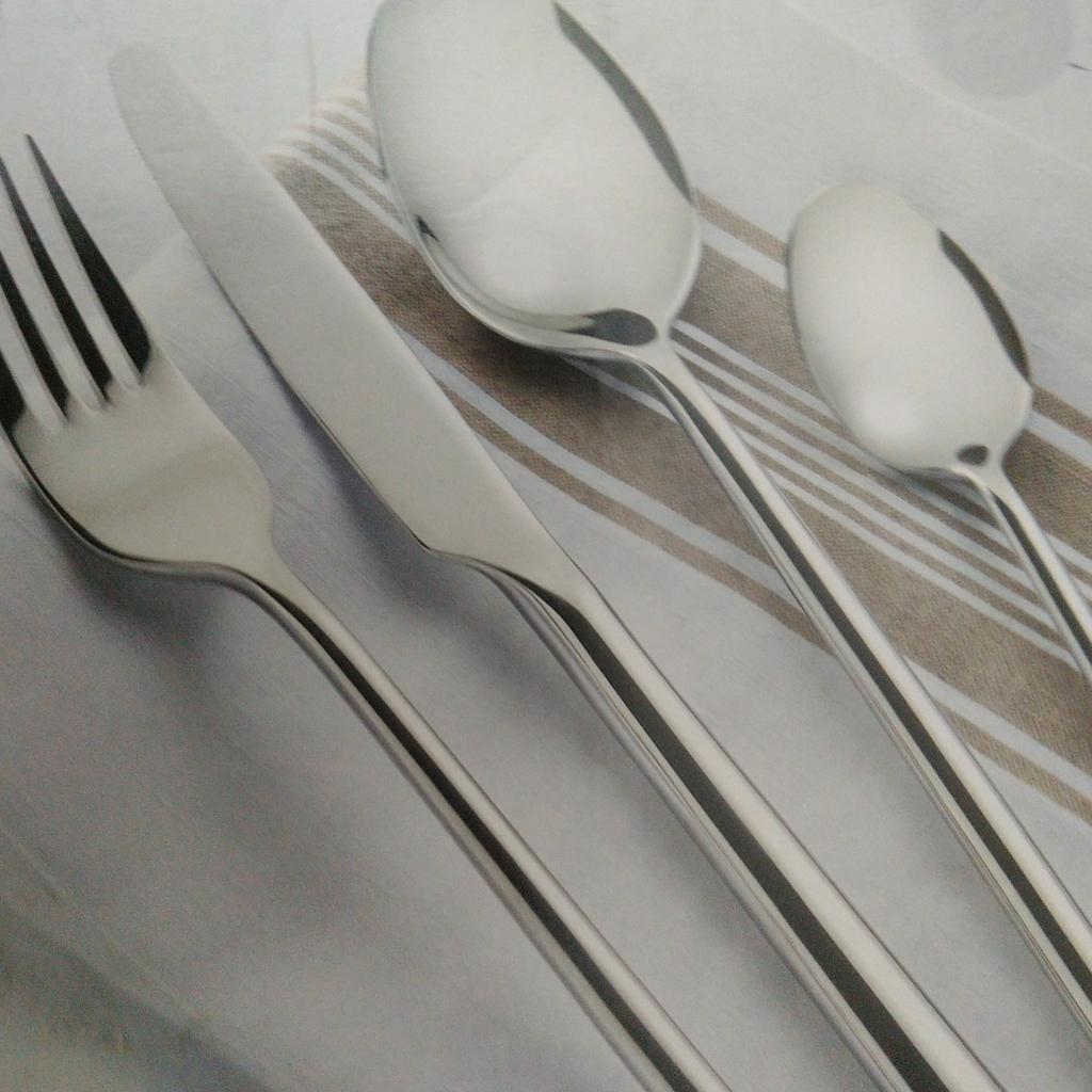 Marks & SPENCER'MANHATTAN' Cutlery Set R £45 in N1 Islington for £15.00