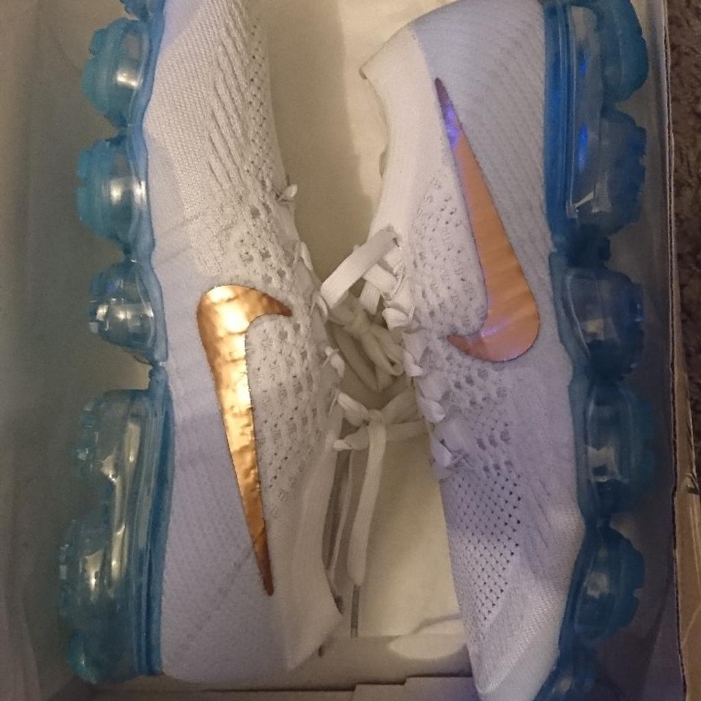 Vapormax on sale gold tick