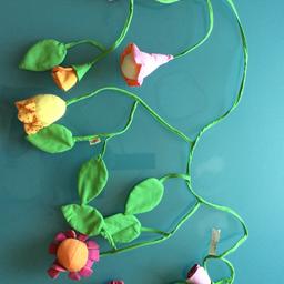 HABA, schöne Stoffgirlande mit Blumen

Farbe: grün, rosa, pink, orange, gelb 

 Zustand: als Deko benutzt, keine Mängel, Nichtraucherhaushalt