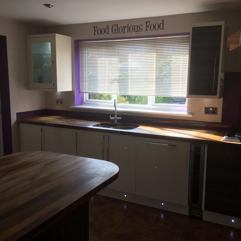 FULL KITCHEN & APPLIANCES CREAM/WALNUT GLOSS in TS23 Billingham für 2.