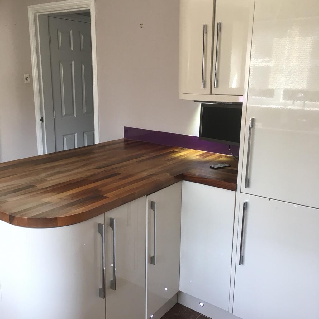 FULL KITCHEN & APPLIANCES CREAM/WALNUT GLOSS in TS23 Billingham für 2.