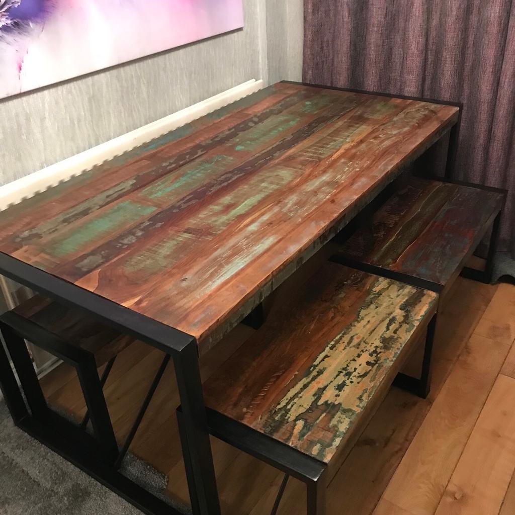 Dining table and two benches in BL9 Bury für 200,00 £ zum Verkauf ...