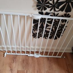 This stair gate is fixed to wall has all the part it 62.5 cm to 106 cm