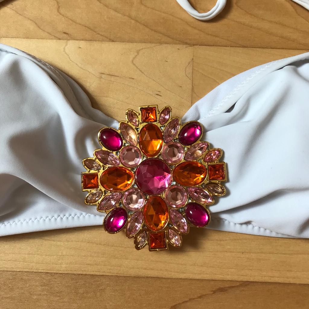 Schöner Bikini mit Brosche VS Größe 40 in 80539 München für 12,00 € zum ...