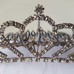 Wedding  Tiara ....Brand New Boxed....slide comb style.
Originally purchased for £18.50

Get yourself a bargain....beautiful item.
