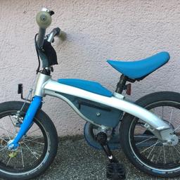 Verkaufe hochwertiges kurzgebenutztes BMW Kidsbike in guten Zustand mit einer kleinen geprauchsspur.
Das BMW Kidsbike ist ein Laufrad das ganz einfach zu einem Fahrrad umgebaut werden kann.