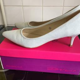 Dolcis pale blue size 8 shoes with kitten heal
In good condition
Worn for couple of hours at a wedding