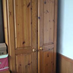 EXELLENT pine wood. double.door.wardrobe for.quick.sale due.to.moving.home
Length:87cm
Width:47cm
height:197cm
collection.only