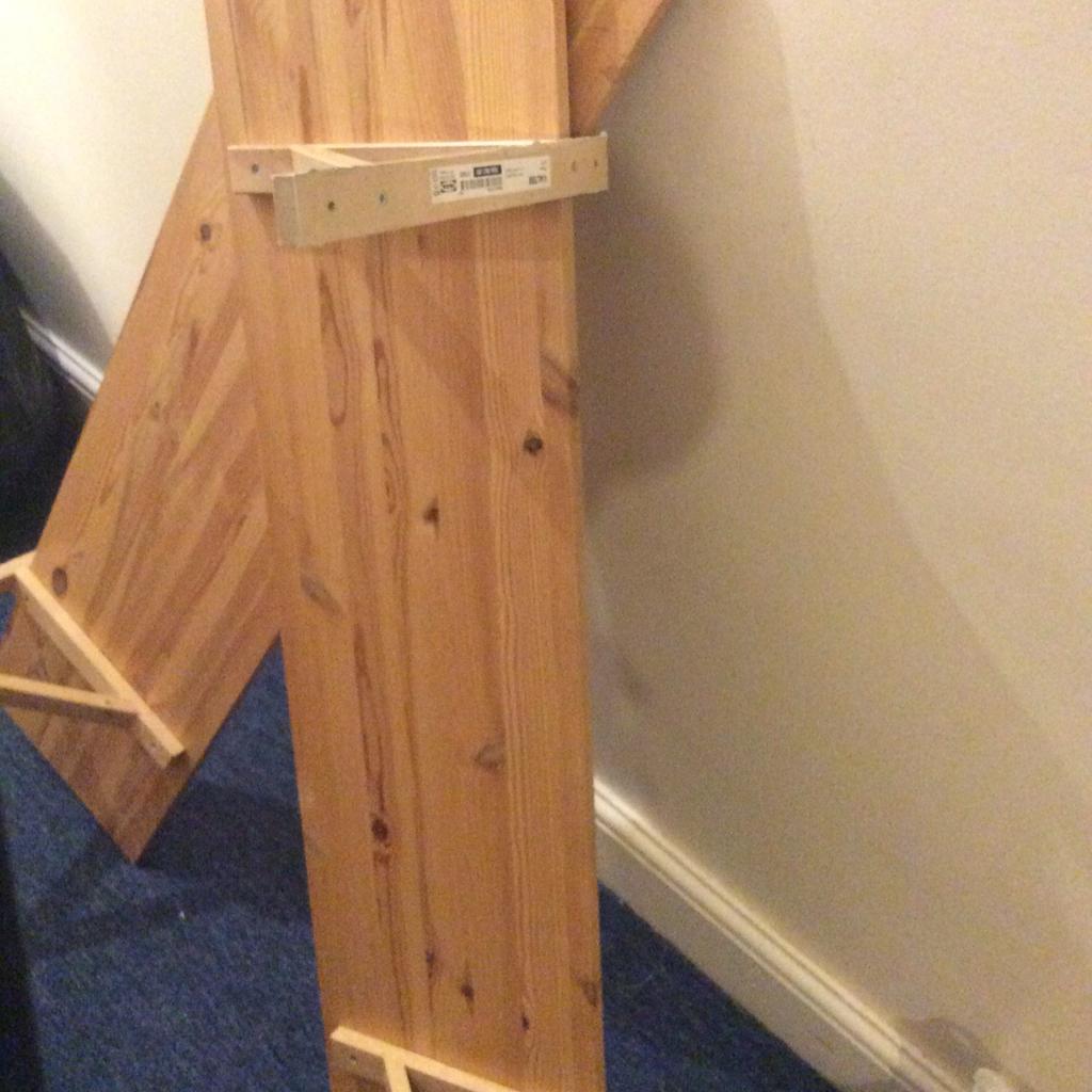 2 wide and large Ikea wall shelves in N9 Enfield für £ 20,00 zum