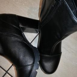 Size 39 but quite small, fit size 38 better
Only worn once, pretty much new
Zip up, black leather with zip
Bought for £25