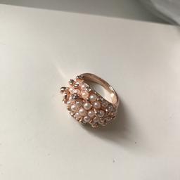 Ring mit Perlen bestückt, nur ein zwei mal getragen
Größe L