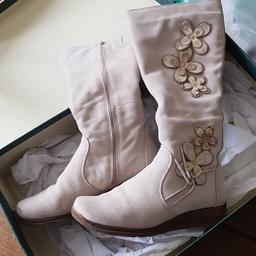 Clarks size 5 ladies boots.
Cream suede with floral design.
Good condition with some wear, small mark on right toe.
MUST GO ASAP!