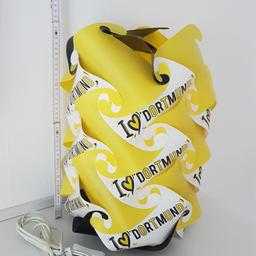 Zum Verkauf steht eine Tisch Lampe von der Fussball Mannschaft Dortmund. Die Lampe ist nie zum Einsatz gekommen da kinder sich schnell anders orientieren.
