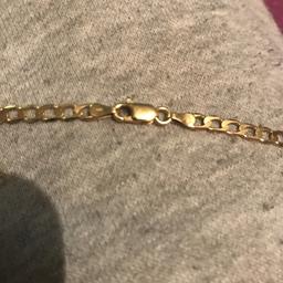 9ct gold chain it’s 22inch It weighs 8g 2weeks old