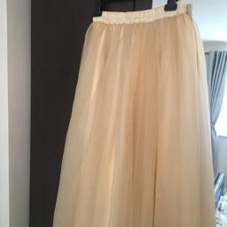 This is a stunning Champagne colour full length skirt.
Brand New Never Worn
Perfect for weddings or bridesmaids
Size 6-10,,, Although its Elastic Waist Band so Could be adjusted according
Collection from Sy4