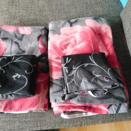 2x Decke
2x Kissen

10€ für beide zusammen