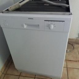 Wir verkaufen die Spülmaschine auf Grund von Renovierungstätigkeiten. Sie funktioniert und spült einwandfrei. Die Maschine ist 6 Jahre alt und steht in Elsenfeld zur Selbstabholung bereit.