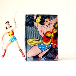 Dieses WONDER WOMAN Portemonnaie ist ein von mir handgefertigtes Unikat aus einem vintage Wonder Woman DC Comic. Erst erstelle ich eine Collage aus einem Original Comic. Dann wird diese mit einer Plastikfolie eingeklebt und einer weiteren Folie eingenäht, für extra lange Haltbarkeit und Stabilität. Wünscht du dir dein eigenen Superhelden oder Comic, schreib mir einfach 😉

Das Portemonnaie passt perfekt in die Hosentasche und bieten genug Platz für bis zu 16 Karten, Kleingeld.