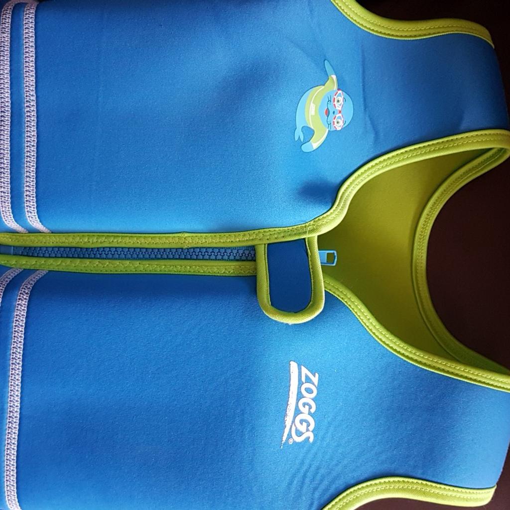 Zoggs zip up swimming vest age 4 5 yrs in WV14 Dudley for £3.00 for