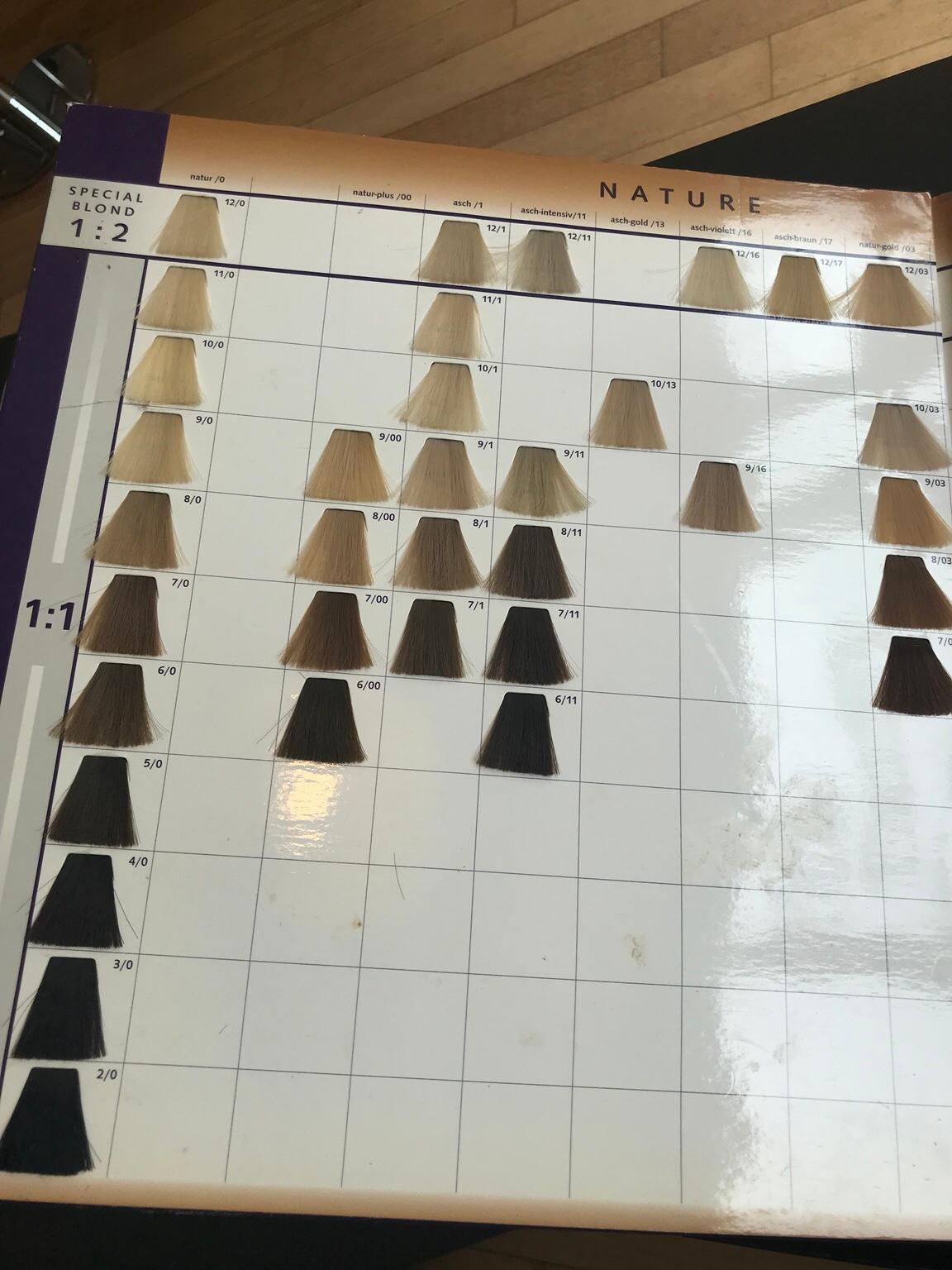 Wella colour chartold version in SL3 Langley für £ 13,00 zum Verkauf