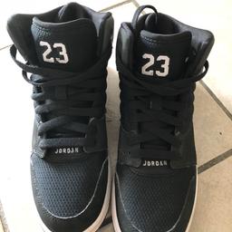 Nike Jordan Schuhe in Gr 39, Farbe schwarz ( 2 mal angezogen aber leider zu klein)sind desinfiziert und sauber!!