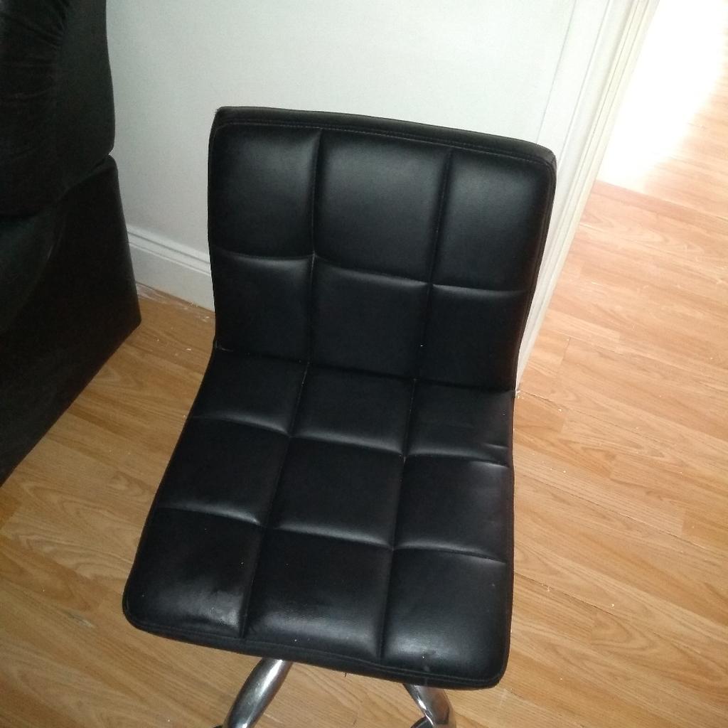 Bar stool, swivel chair in London Borough of Hounslow für 10,00 £ zum