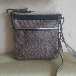 Excellent condition.

Selling this lovely dnky ladies cross bag. Perfect condition. Only used once. Inside linning perfect. No flaws. In season fashion statement. Colours metalic gold, brown and black. appox 22cm accross and down. Long ajustable strap attached. 100% leather. 100% Authentic. A real bargin. Inbox for more details.

No offers.

Collection from North Reddish Sk5

Post & package extra fee £3. Paypal only