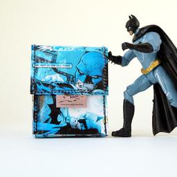 Dieses BATMAN & SUPERMAN PauwPauw Zigarettenetui ist ein von mir handgefertigtes Unikat aus einem original Batman HUSH D.C. Comic. 
Maße Zigarettenetui geschlossen (HxBxT):
9cm x 7,6cm x 2,9cm
#pauwpauwproducts #berlindesigner #comicupcycling #simpsons