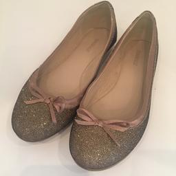 Säljer jätte fina guldiga ballerina skor.
Använda max 5 gånger.
Strlk 37
Frakt står köpare för.
